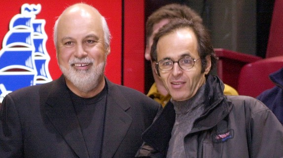 © Andre Pichette/ABACA. 21351-3. Montreal-QC-Canada, 17/10/2000. Celine Dion's husband Rene Angelil and French singer/composer Jean-Jacques Goldman attends a hockey match between Montreal Canadians and Boston Bruins.  | 21351_03